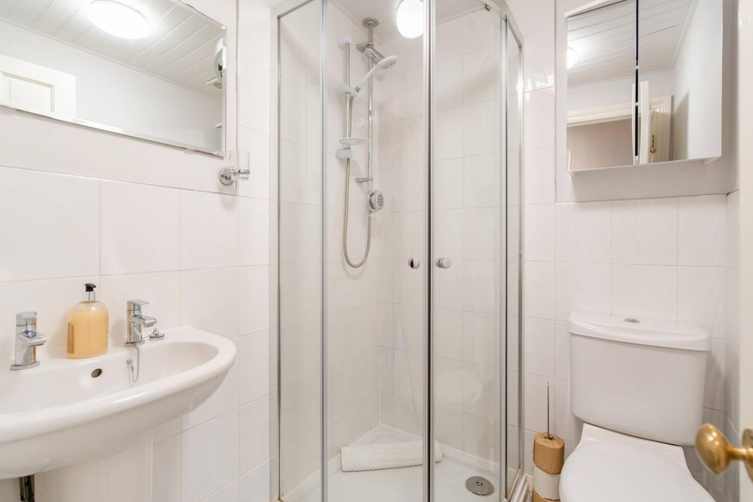 2 Bedrooms Stunning Westgate Cottage Retreat, Central Winchester, Free On-Street Parking Permit, With Garden Close To Cathedral - Sleeps 6, Pets Are Welcome, Summer Special Offer! - By Blue Puffin Stays Exterior foto