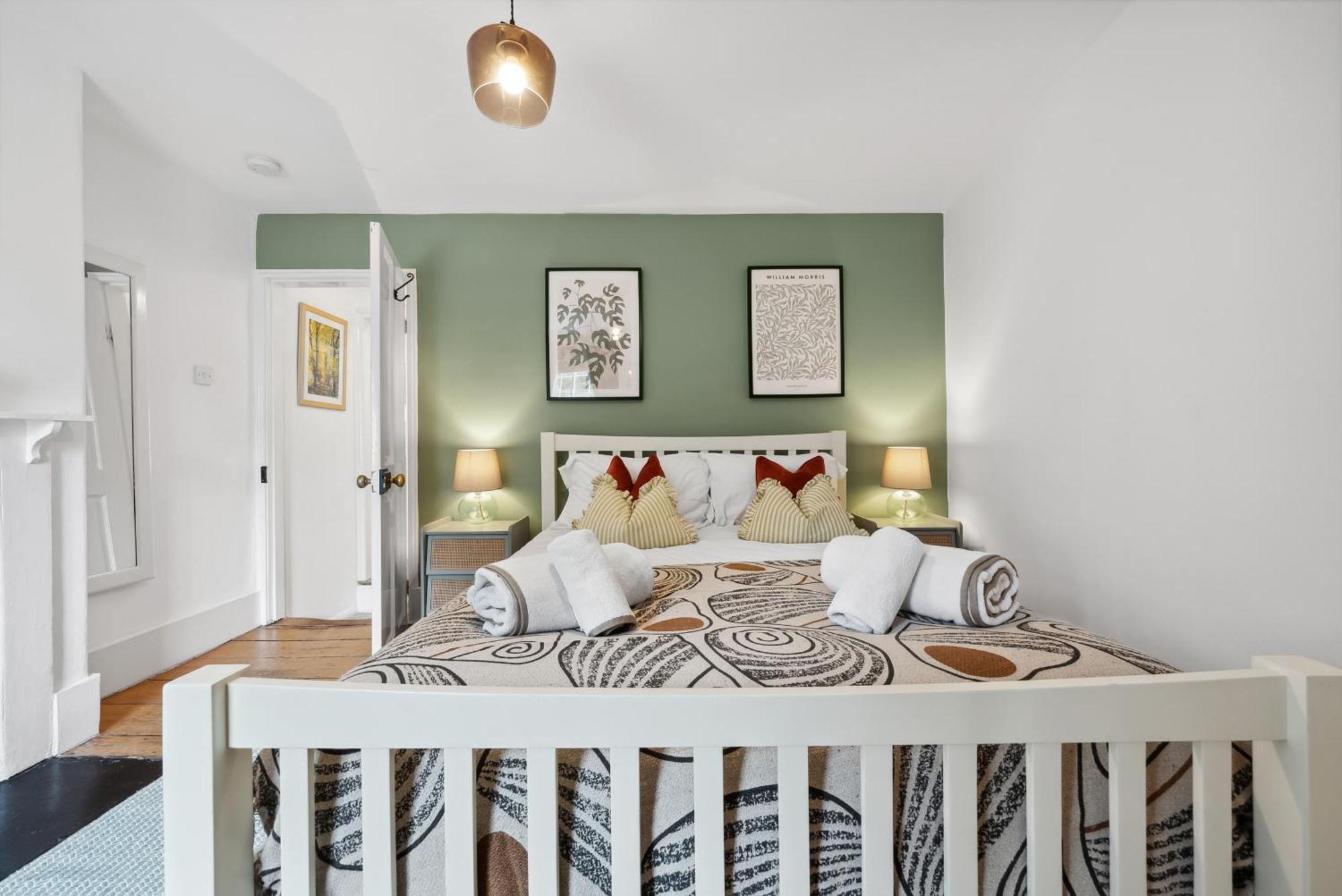 2 Bedrooms Stunning Westgate Cottage Retreat, Central Winchester, Free On-Street Parking Permit, With Garden Close To Cathedral - Sleeps 6, Pets Are Welcome, Summer Special Offer! - By Blue Puffin Stays Exterior foto