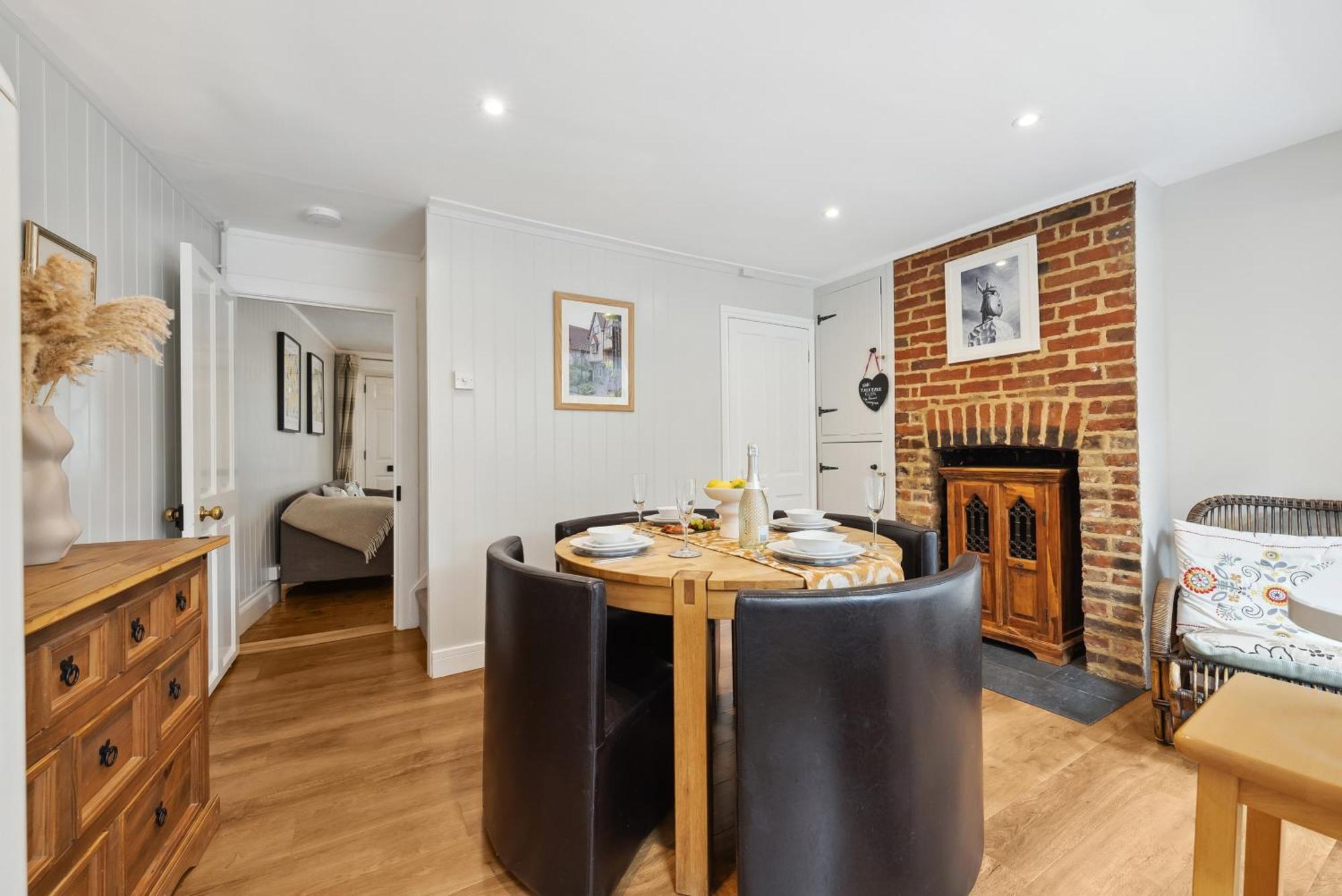 2 Bedrooms Stunning Westgate Cottage Retreat, Central Winchester, Free On-Street Parking Permit, With Garden Close To Cathedral - Sleeps 6, Pets Are Welcome, Summer Special Offer! - By Blue Puffin Stays Exterior foto